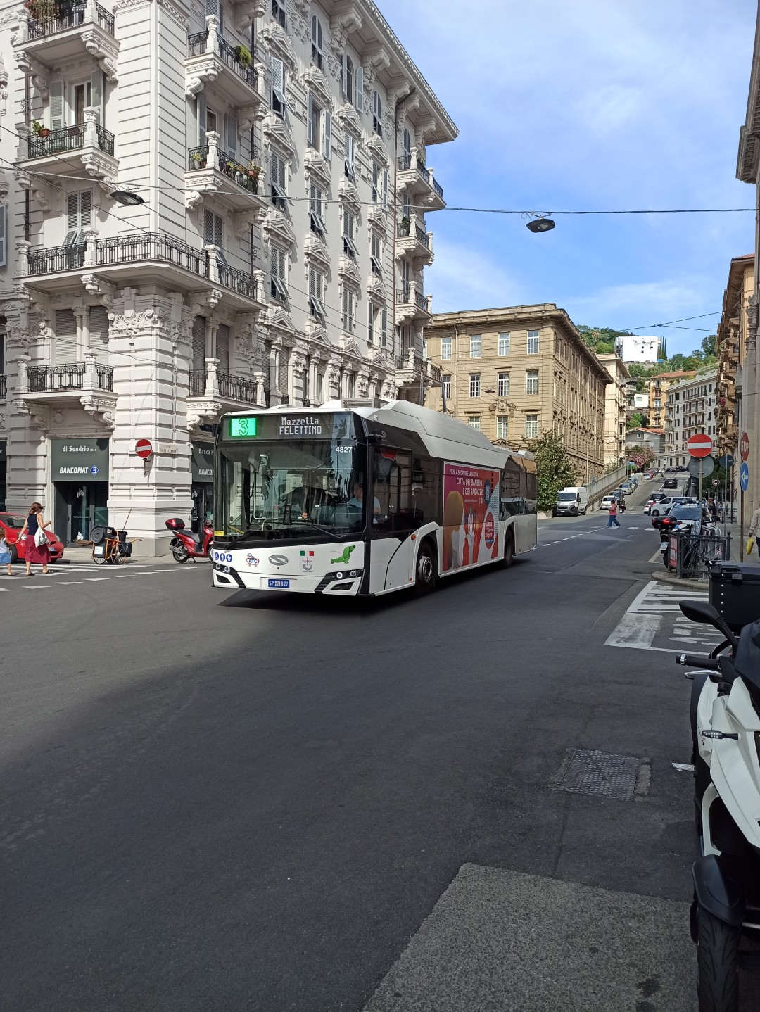 Obus Nr. 827 vom polnischen Typ Solaris Trollino 12 auf der Via Venti Settembre